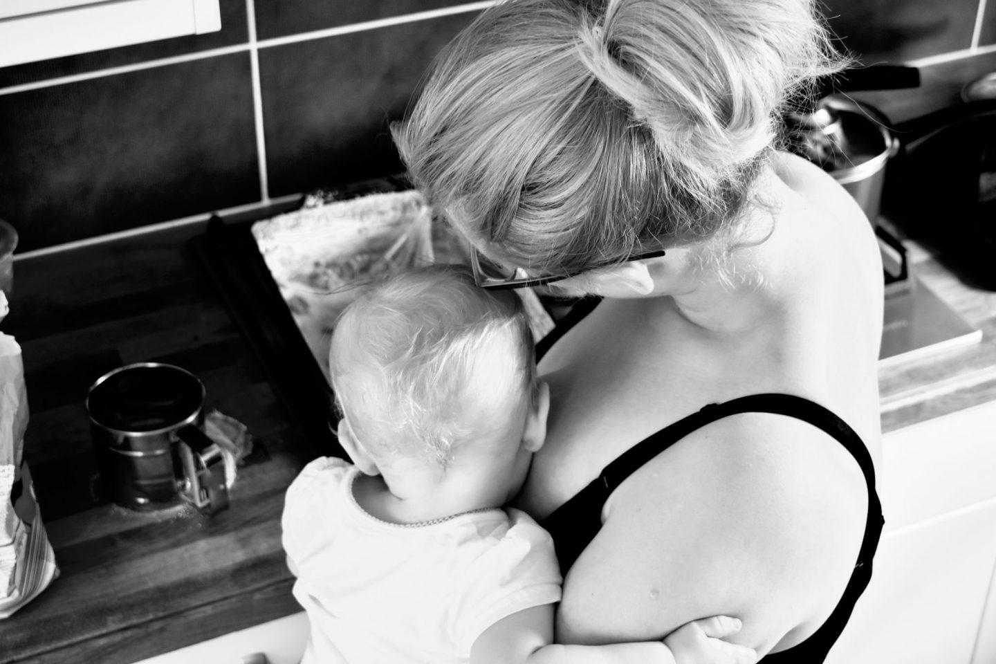 when does breastfeeding get easier? - It doesn't take long before you can feed whilst cooking